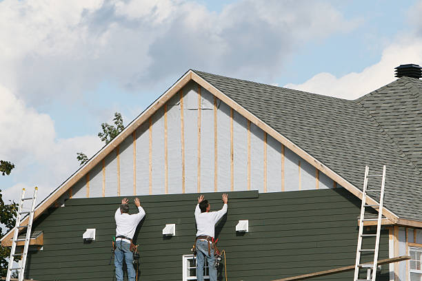 Professional Siding Installation technician working in Marion, TX